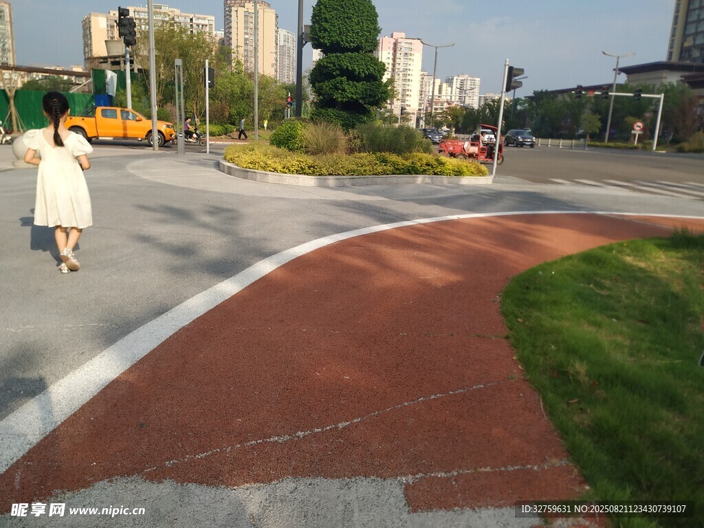 城市中漫步的行人与景观路