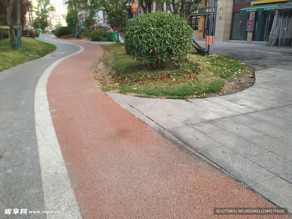 城市中的彩色自行车道