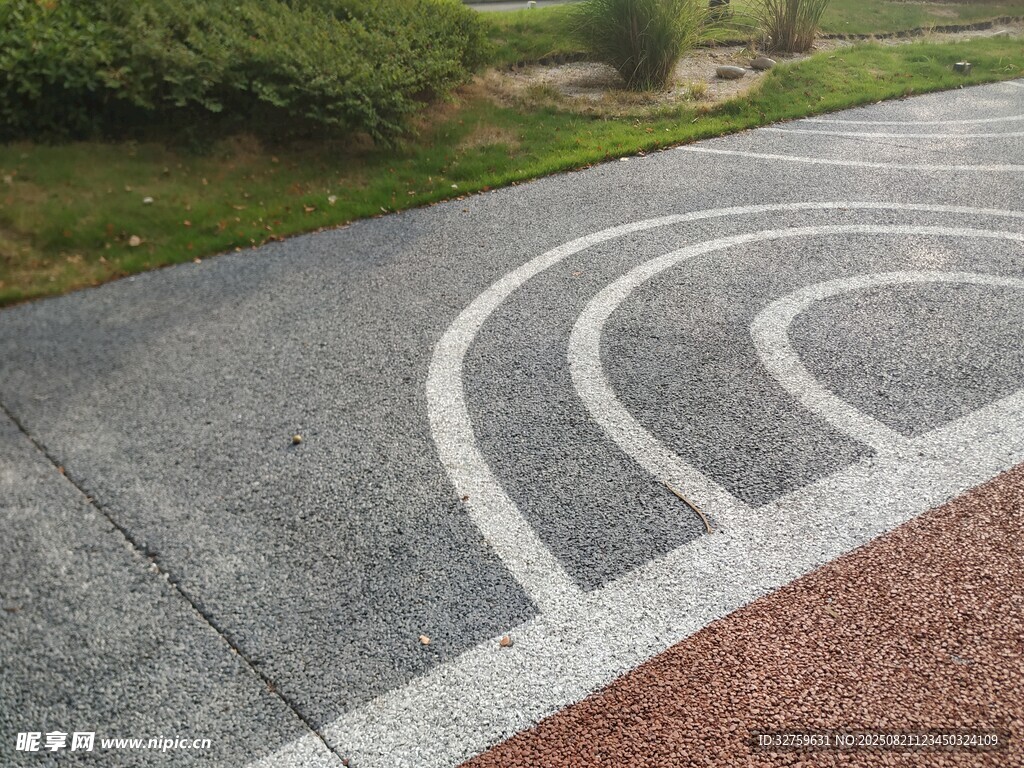 彩色跑道上的白色弧形标线