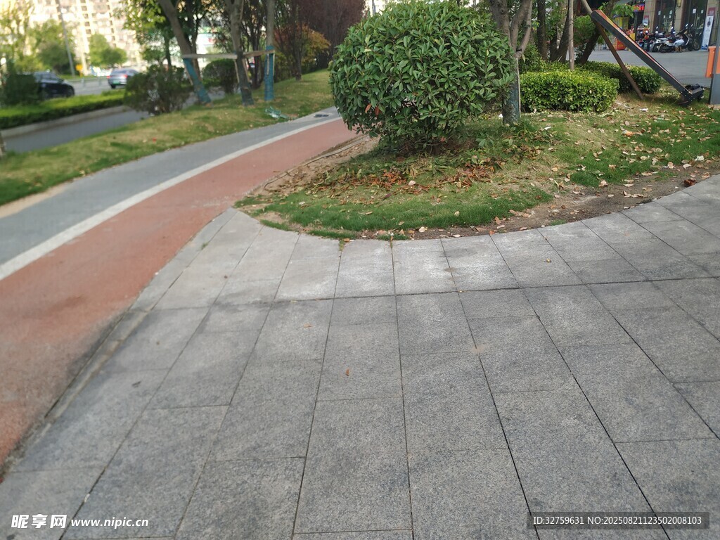 小区内的整洁步道与绿植