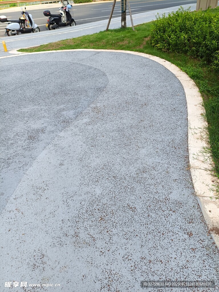 弯曲柏油路面景观