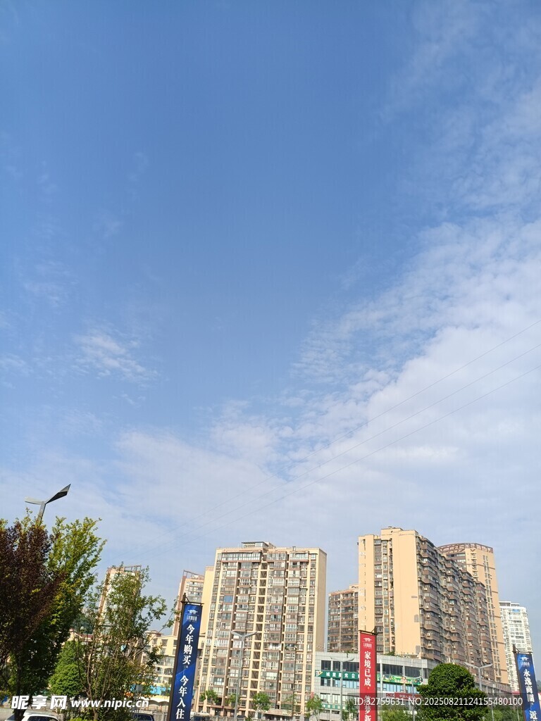 城市高楼与蓝天白云景观