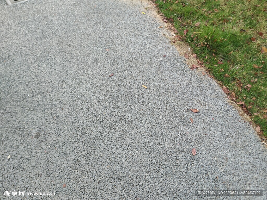 灰色路面与边缘草地