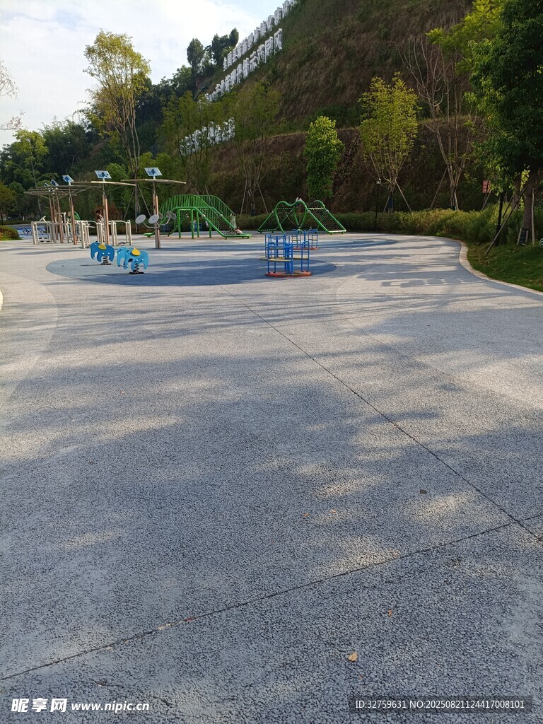 户外开阔水泥场地景观