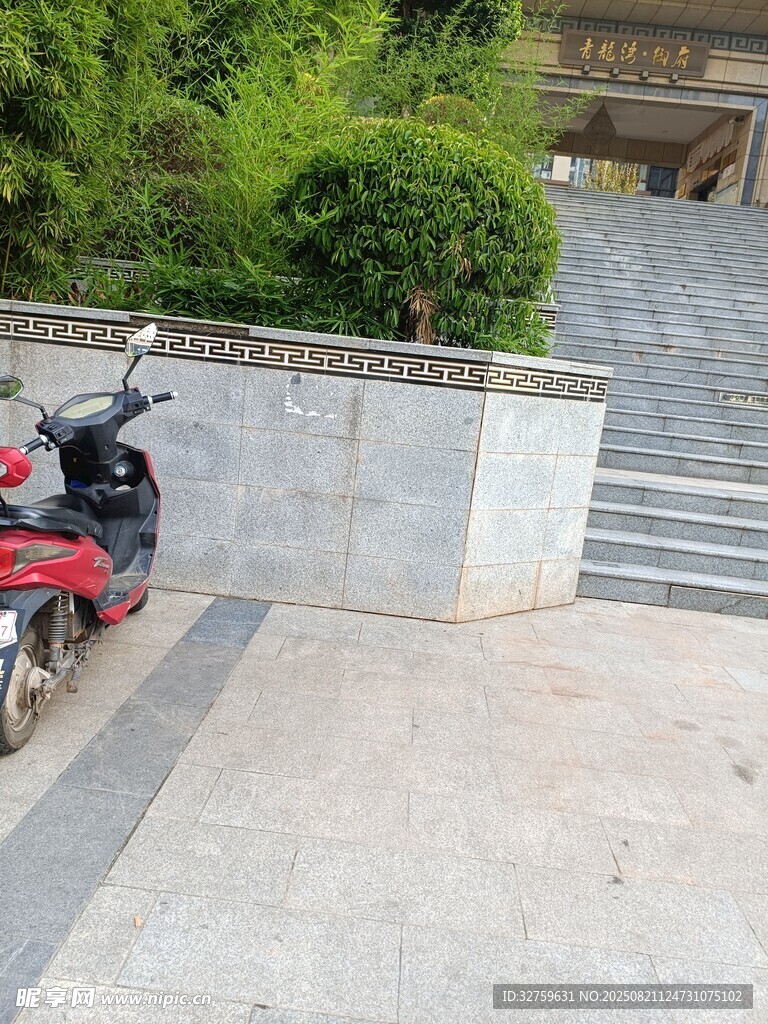 户外停放的红色摩托车