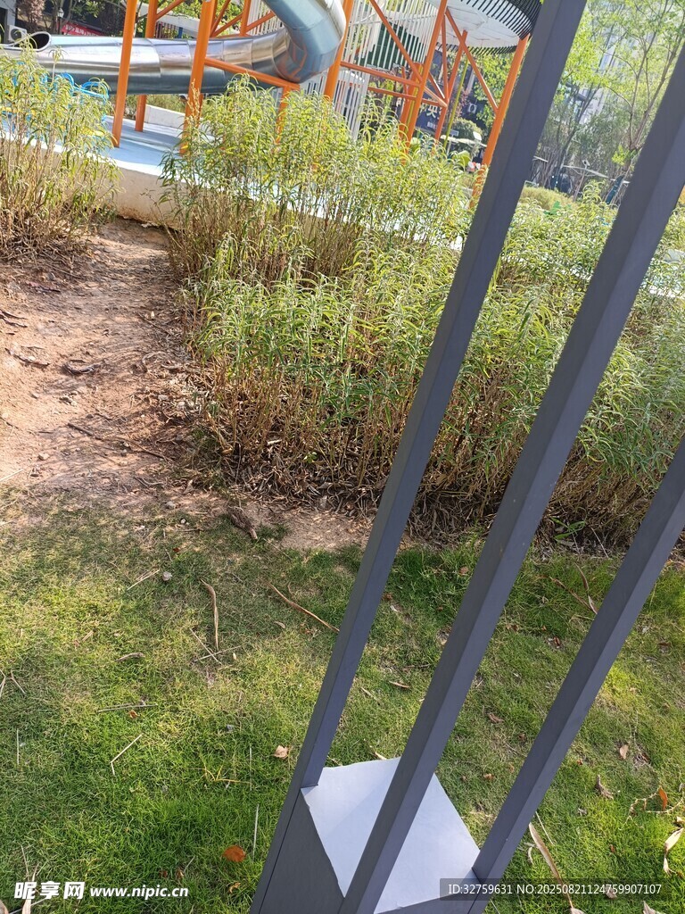 户外金属围栏与绿植景观