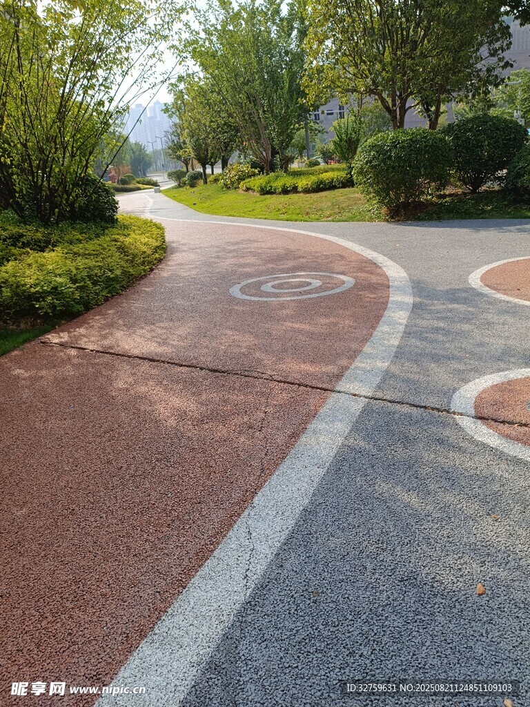 城市中蜿蜒的彩色健身步道