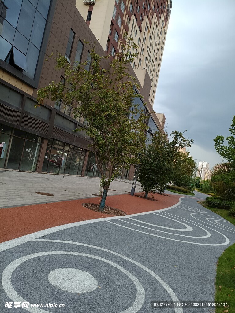 城市中的彩色骑行专用道路
