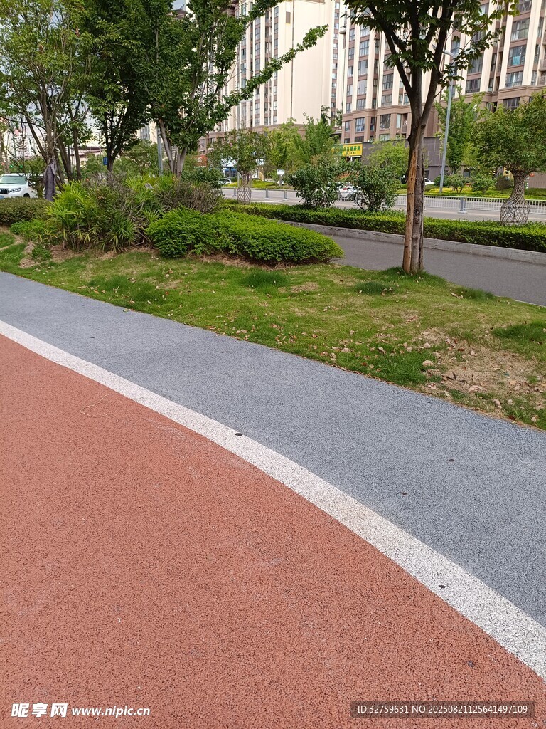 城市中色彩鲜明的塑胶步道