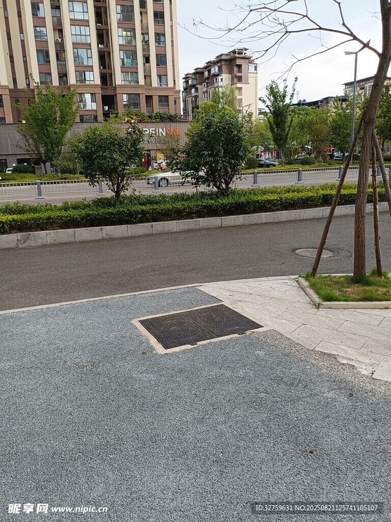 城市道路旁的空旷路面