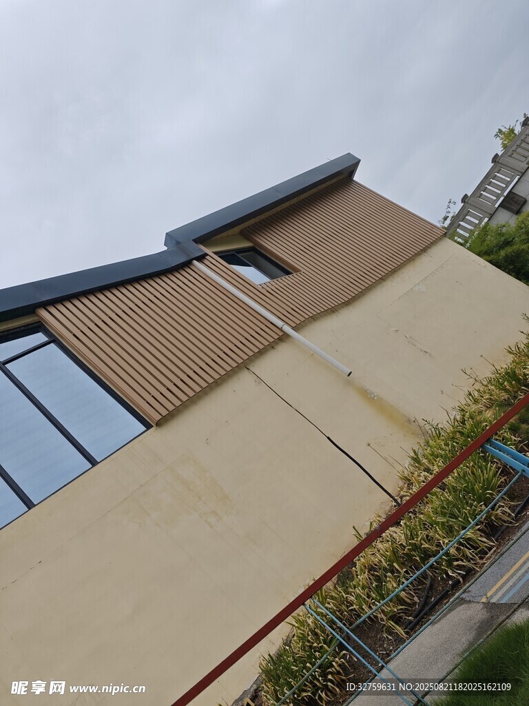 现代风格建筑外观一角