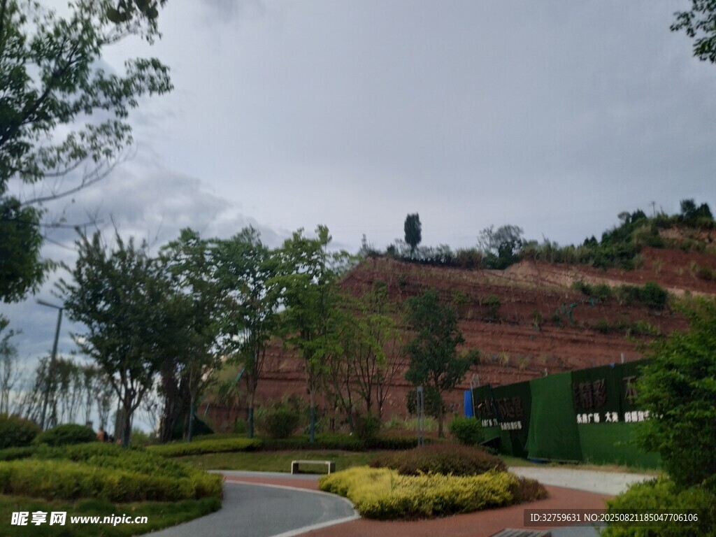 户外绿植环绕的建筑景观