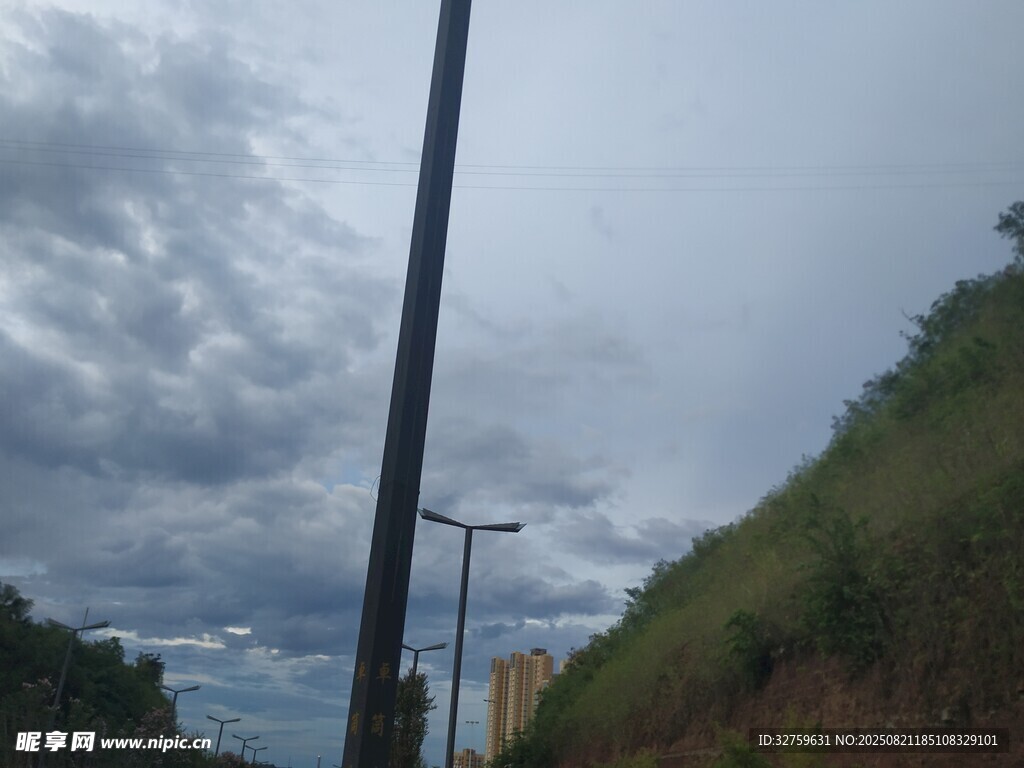 户外山间的电线杆与天空