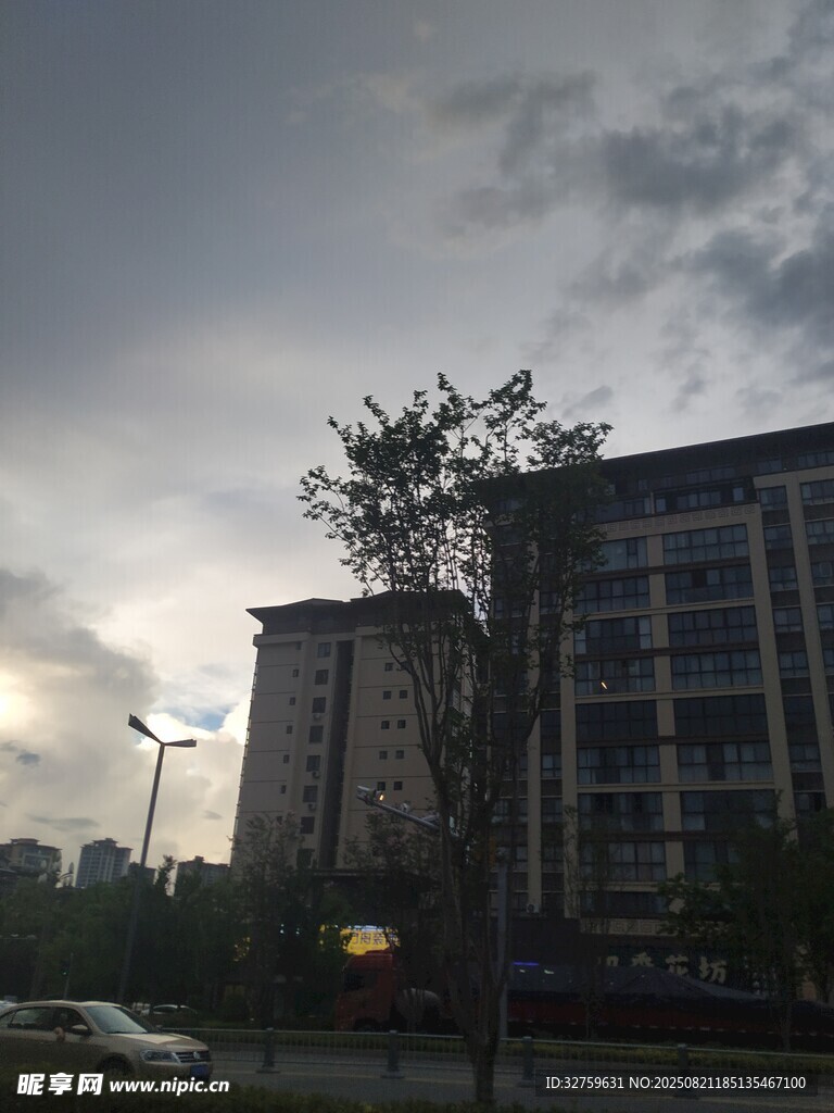 黄昏下的城市建筑景观