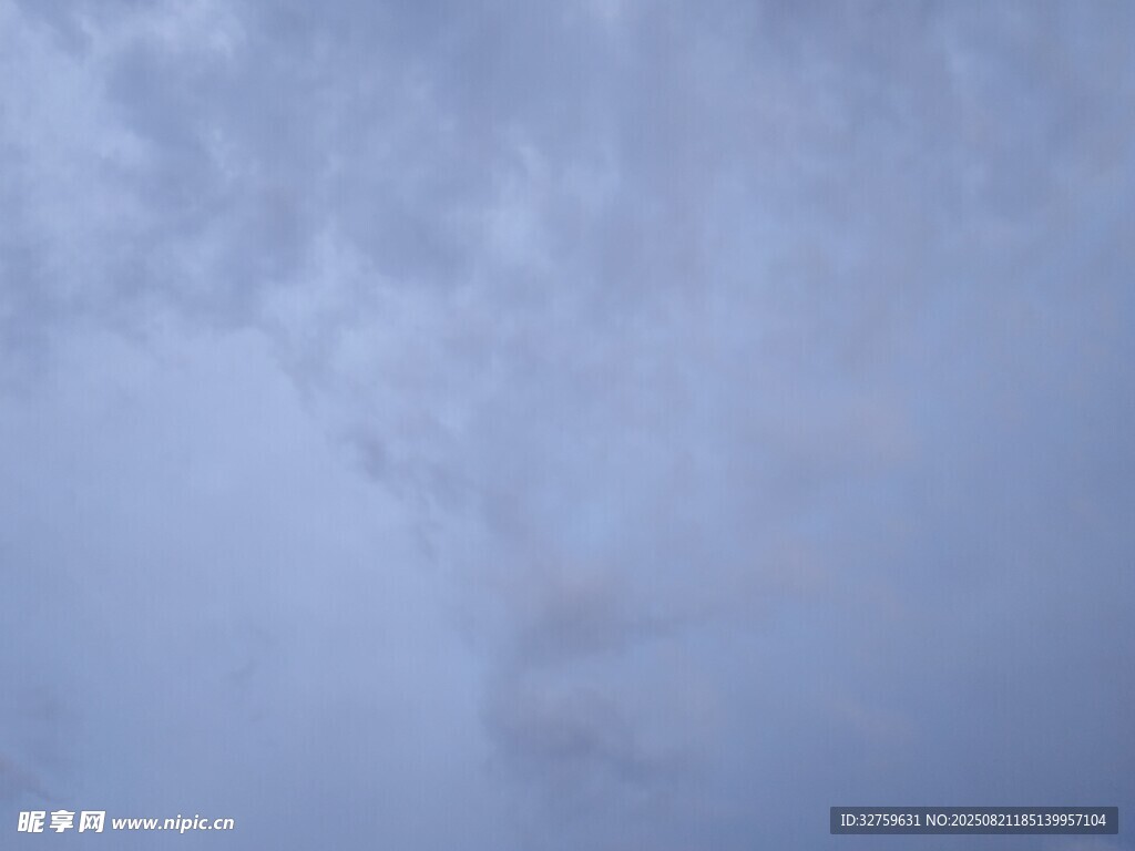 天空中的淡蓝色云朵