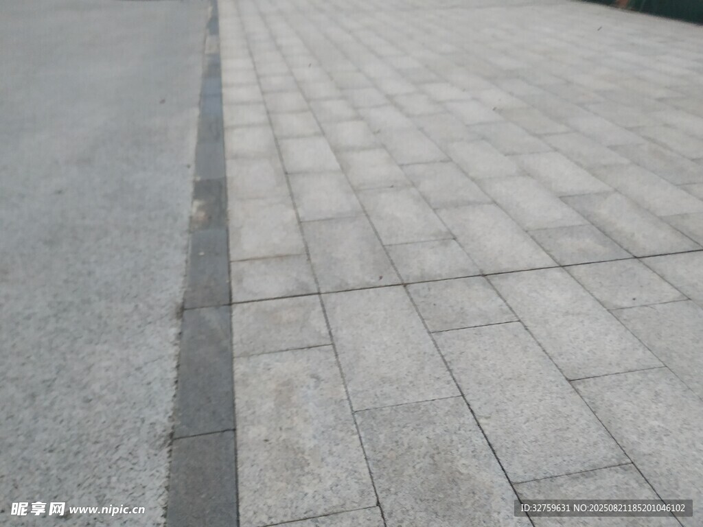 灰白砖石铺就的平整路面