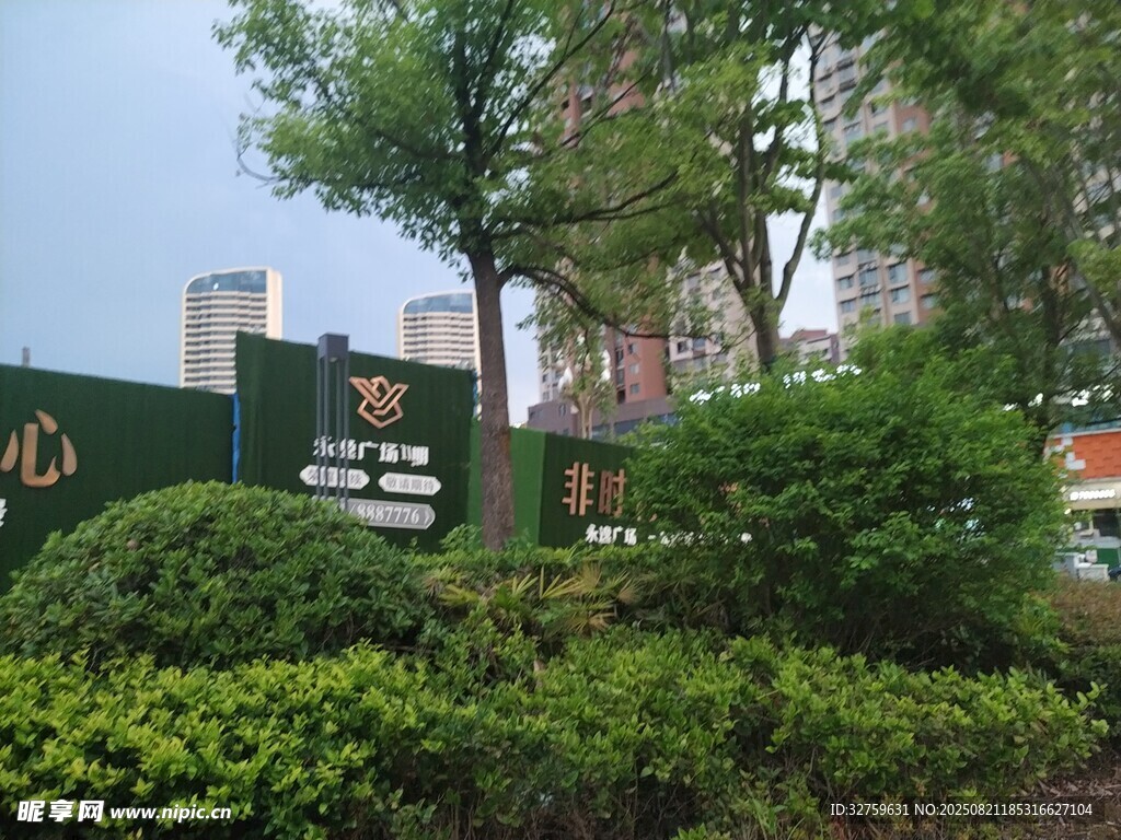 某园区入口绿植环绕景观