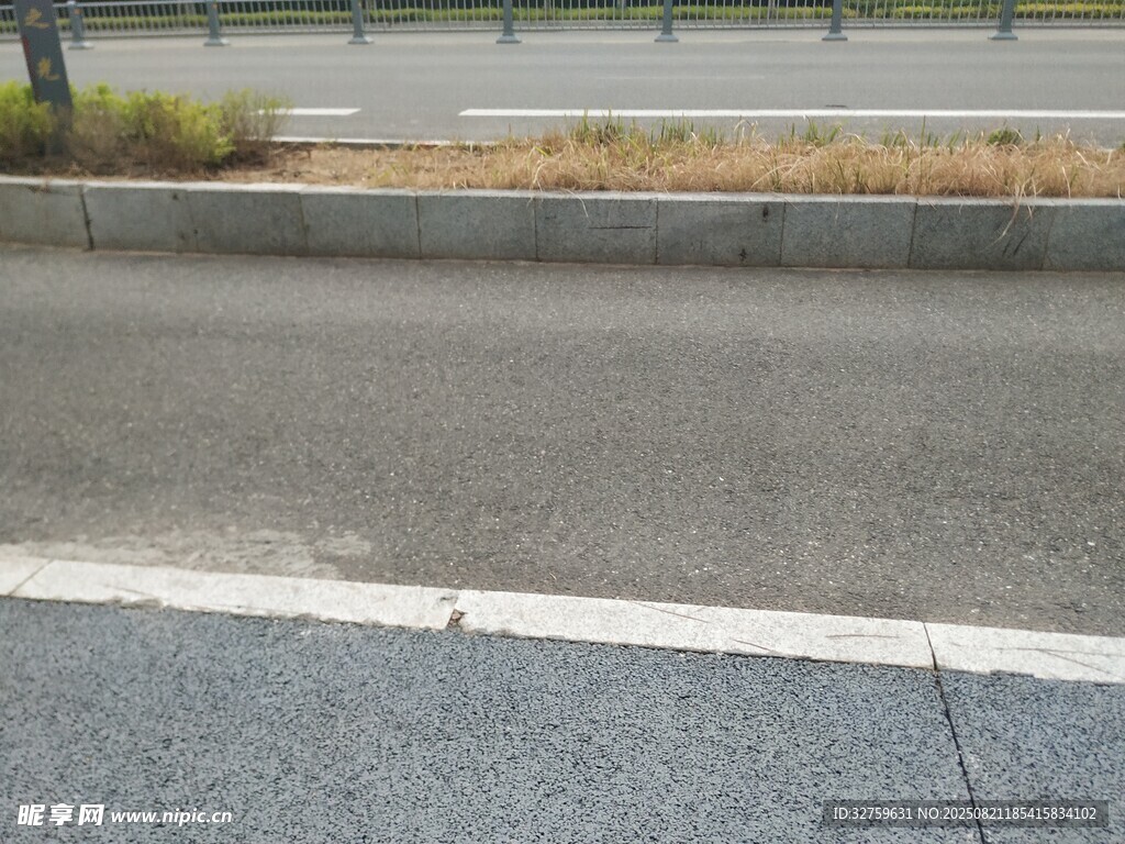 道路旁的灰色护栏