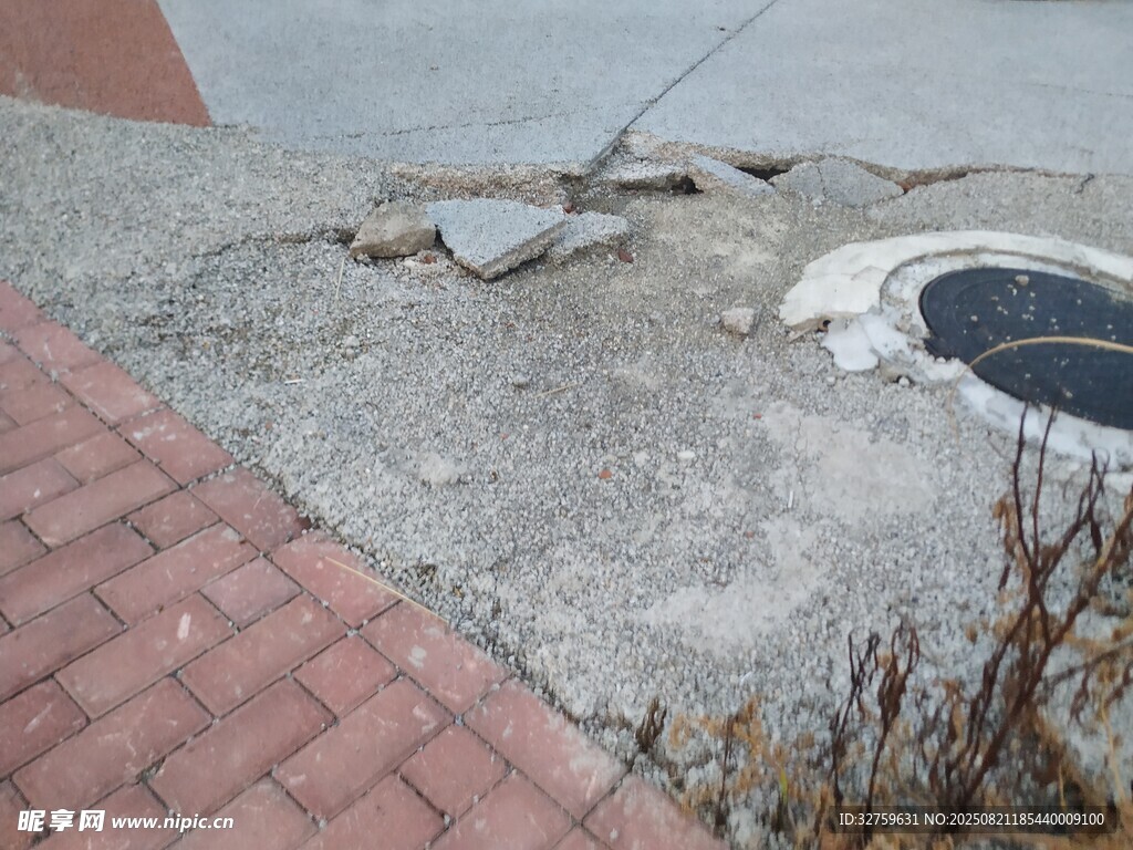 路面破损与下水道口景象