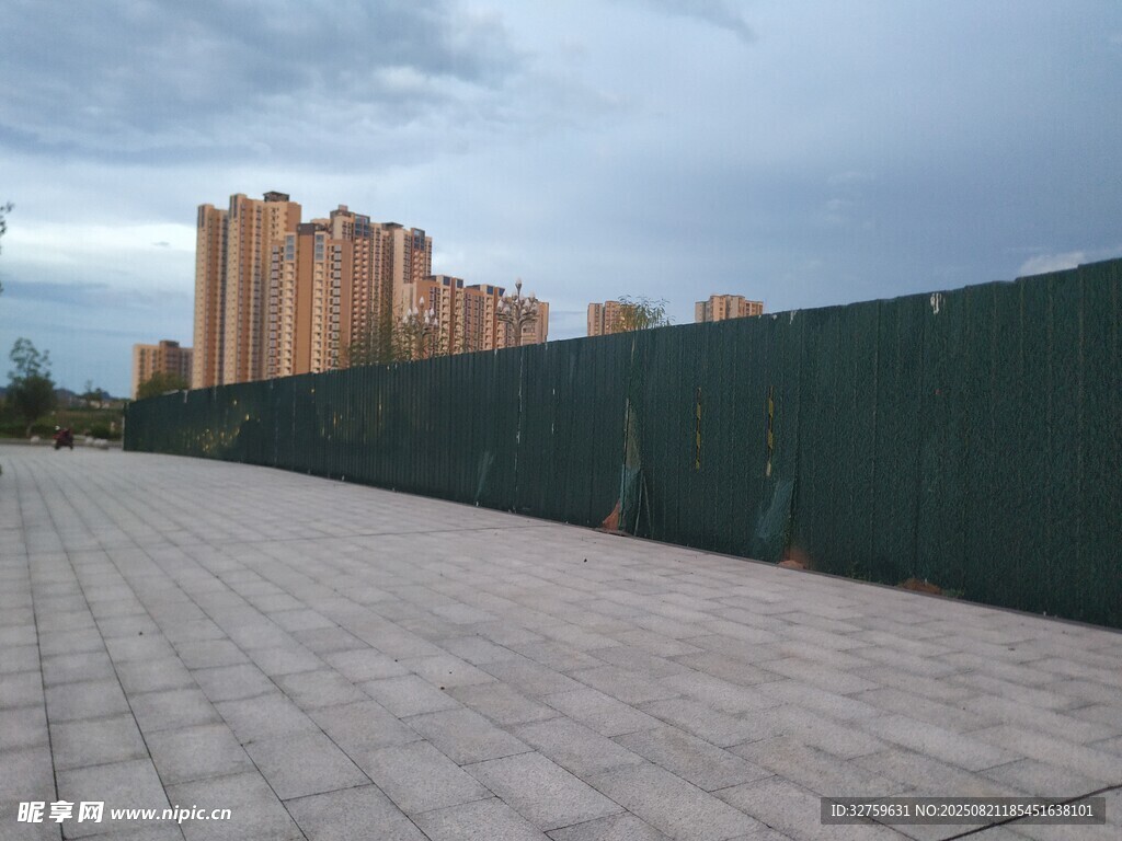 城市围墙边的开阔空地