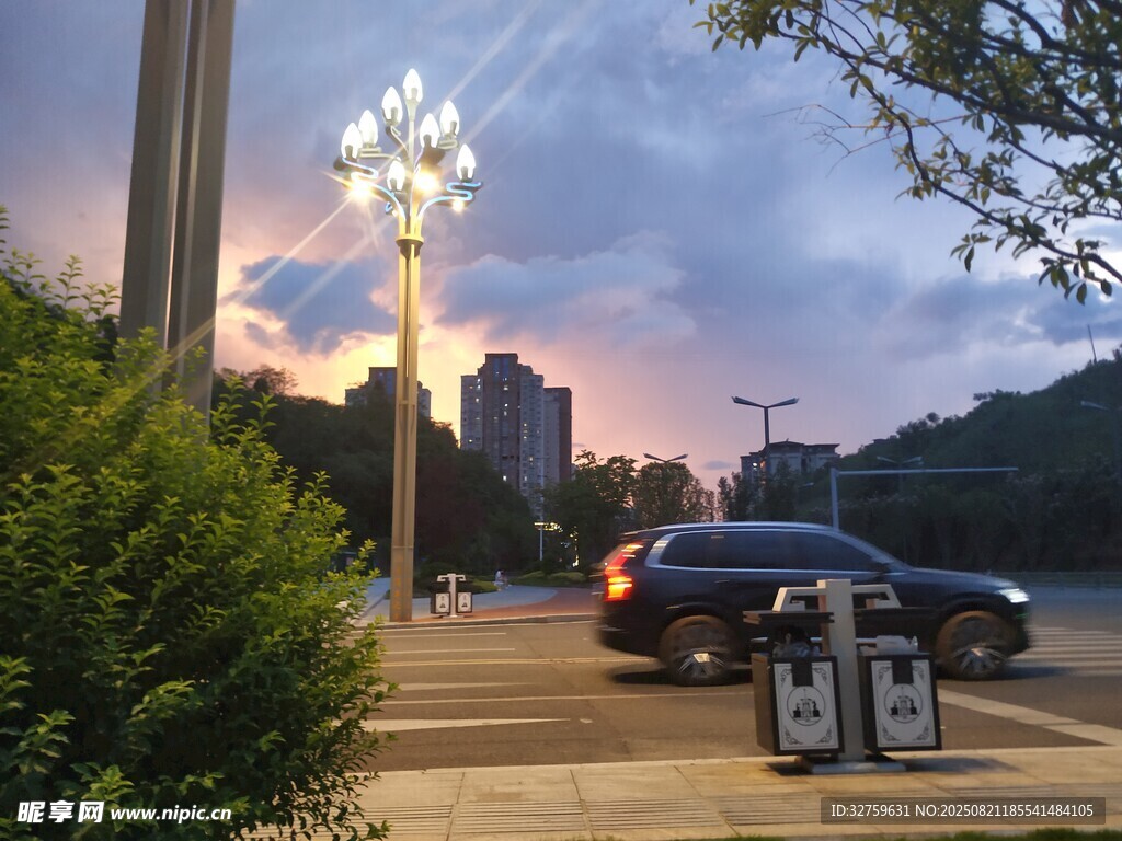 黄昏下的城市街道停车场景