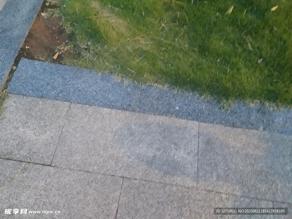 户外灰色石阶与草地景观
