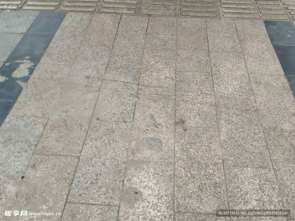 户外灰色石板铺就地面