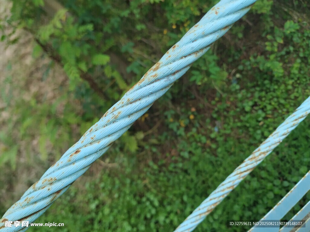 高空蓝钢索特写