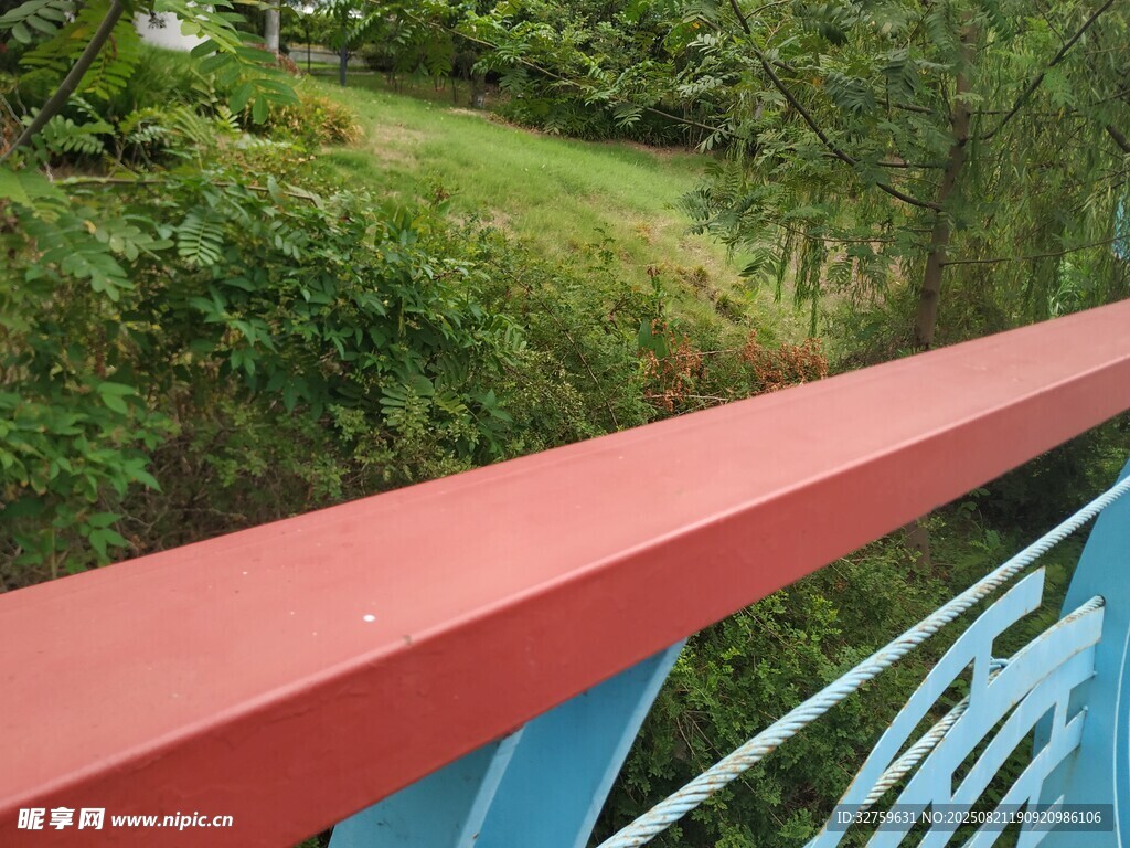 红栏杆旁的绿意景致