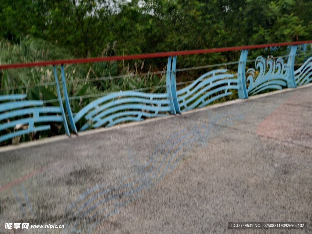 蓝色波浪造型护栏景观