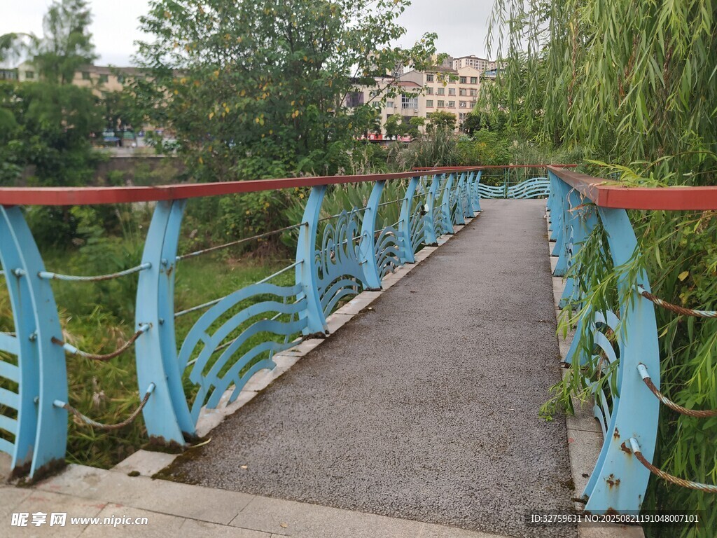 蓝色拱形栏杆的户外步道