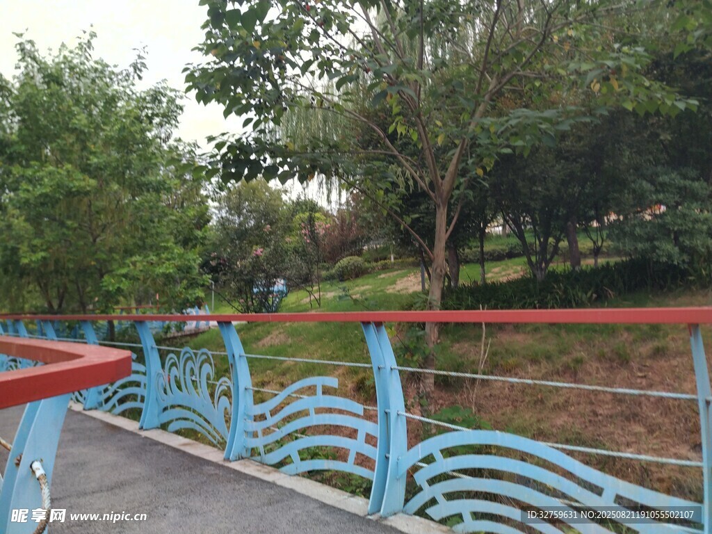 公园蓝色栏杆与绿植景致