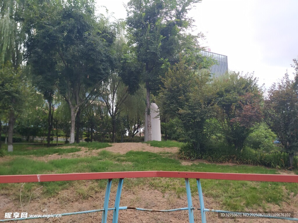 公园内的休闲运动场景