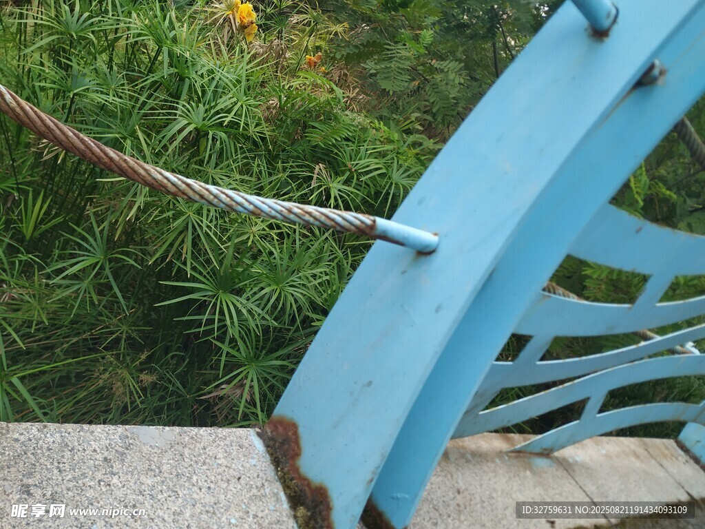 蓝色金属结构与绳索细节