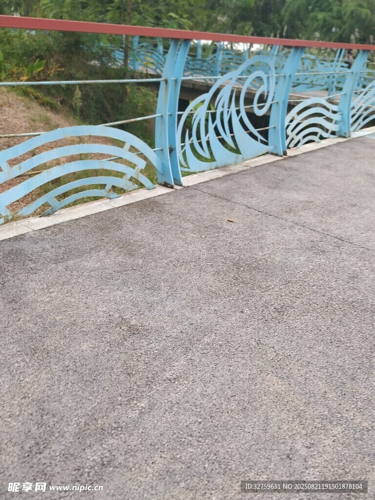 蓝色螺旋造型户外栏杆