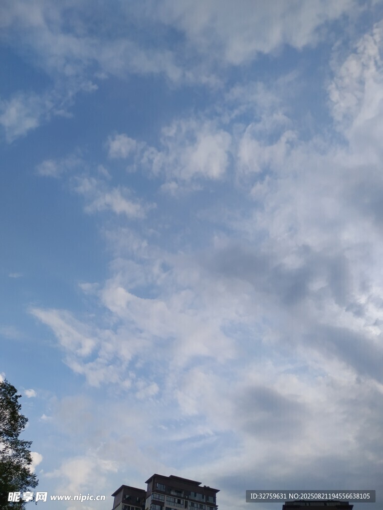 蓝天白云下的城市一角