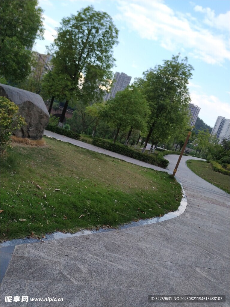 城市中的宁静蜿蜒小路
