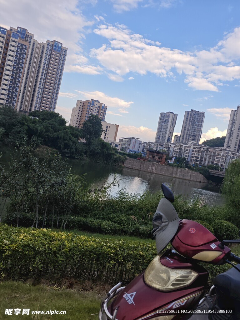 城市河畔旁的摩托车风景