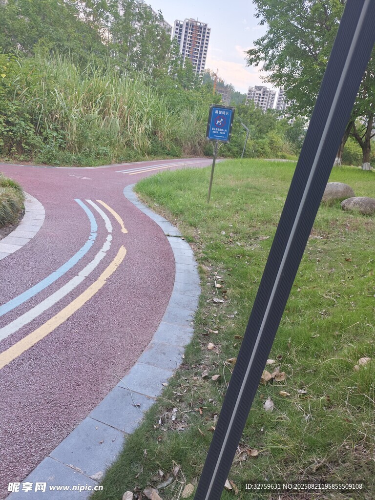 蜿蜒彩色骑行道