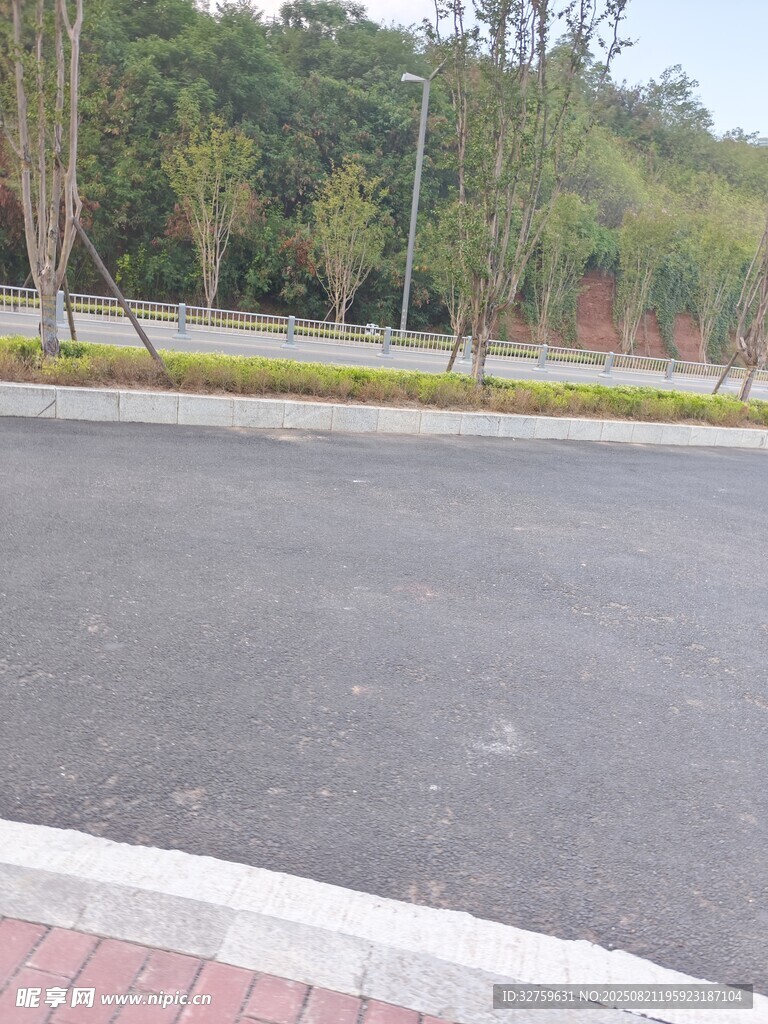 空旷柏油路面与周边绿植
