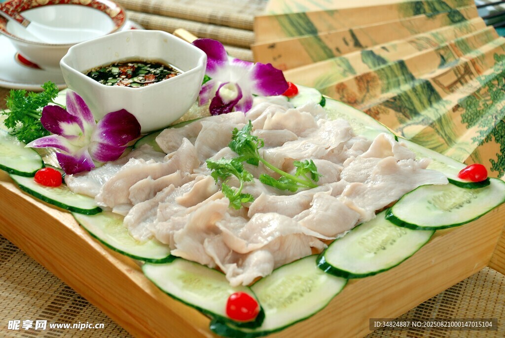 精美摆盘的凉拌鸡肉美食