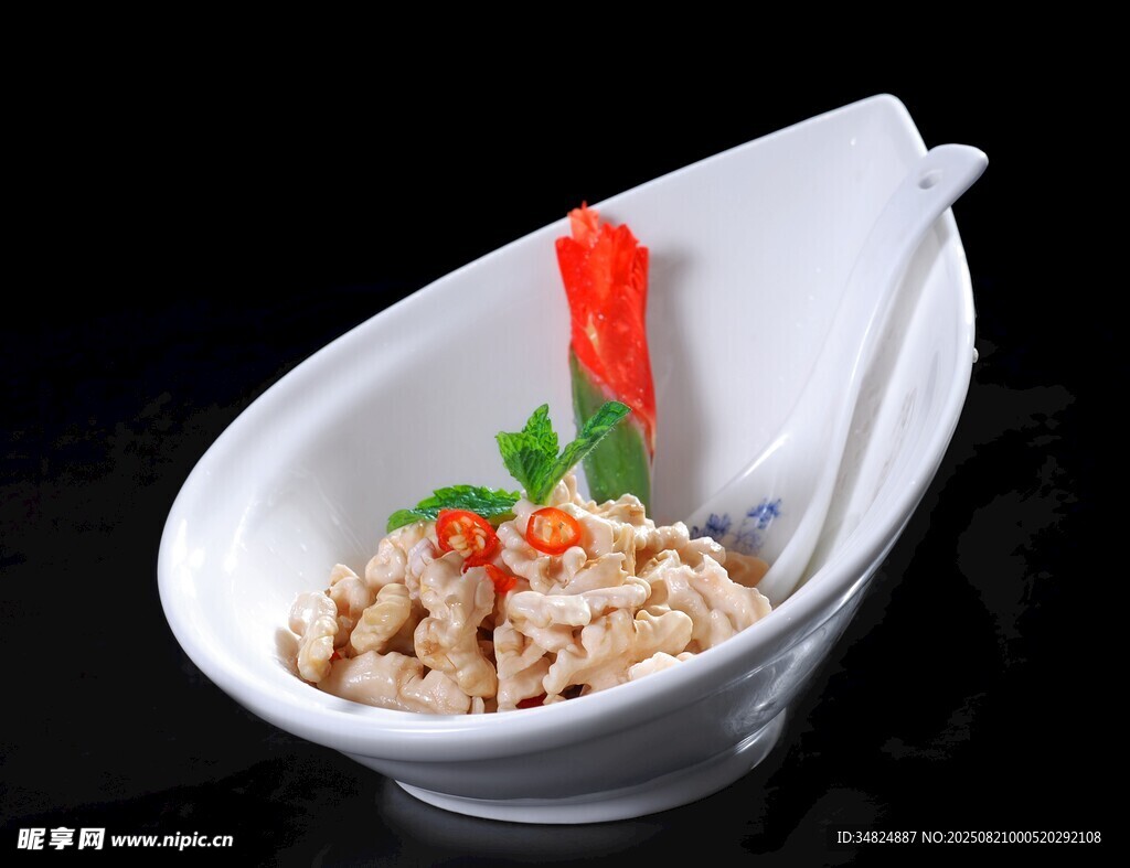 精致小碗装美味鸡肉碎