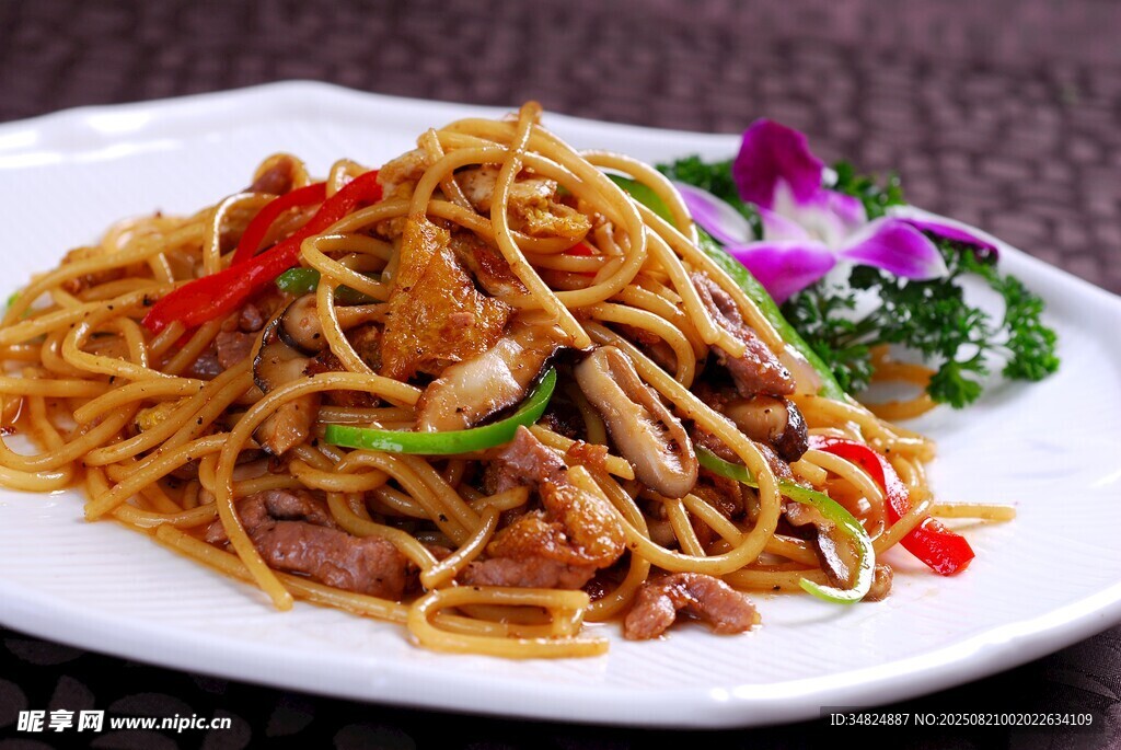 肉丝炒面色彩诱人美味