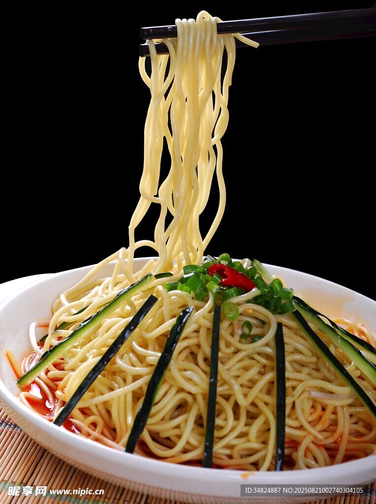 美味凉拌面面条根根分明