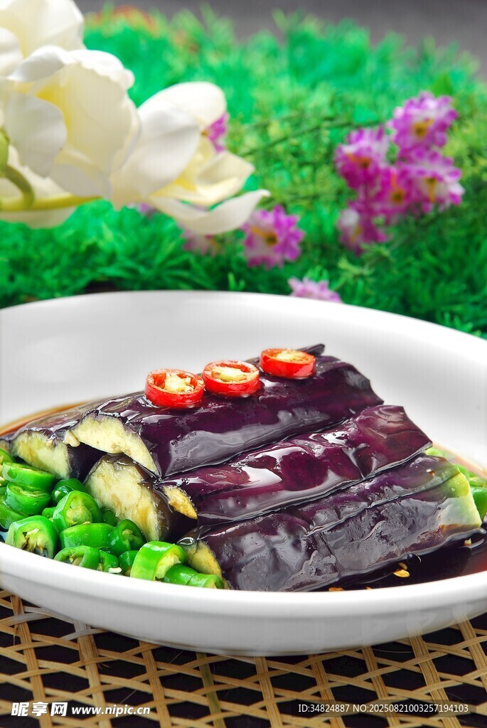 紫茄子配豌豆的美味菜肴