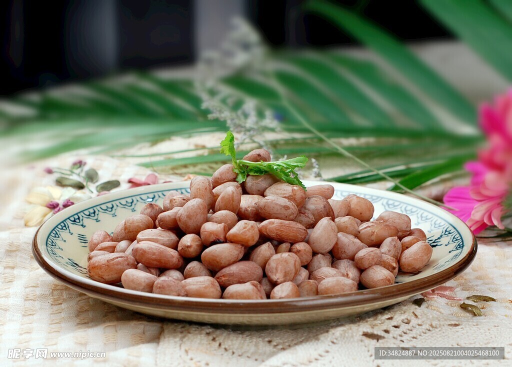 盘中饱满花生米