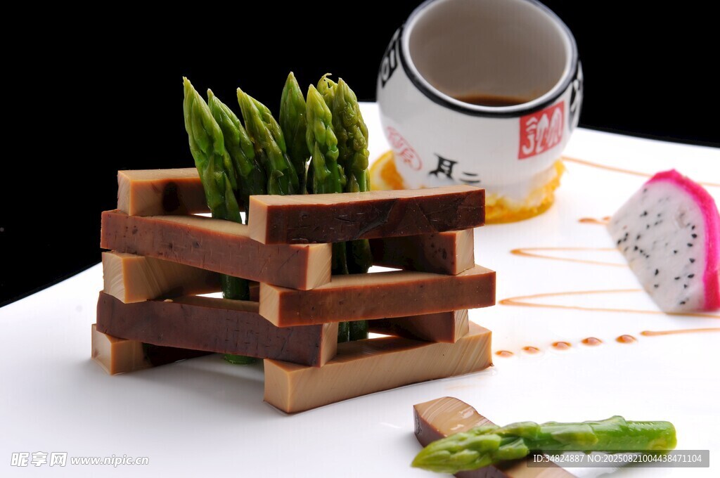 木盒中的新鲜芦笋与食材
