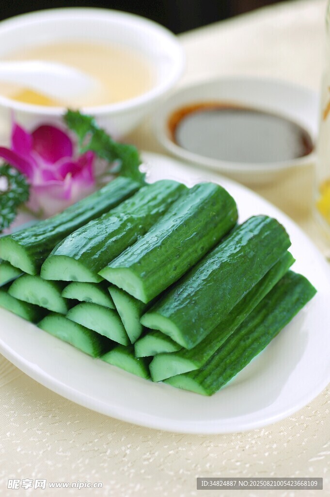 清爽切段黄瓜摆盘
