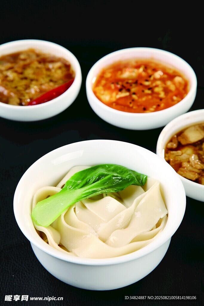 美味扯面搭配多样调料