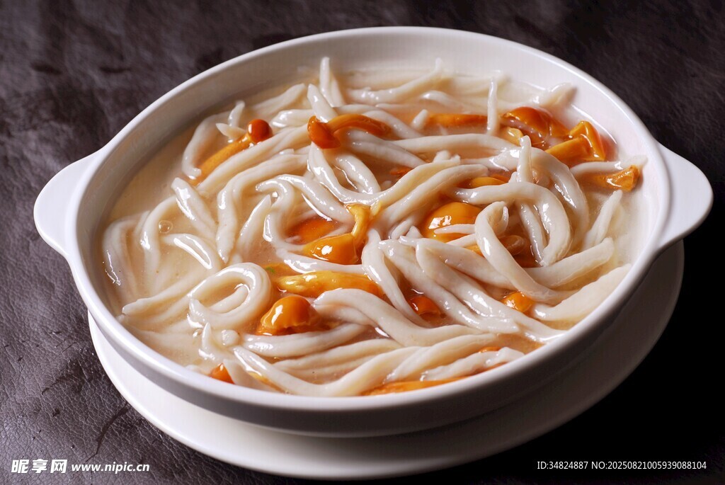 美味海鲜菇汤面
